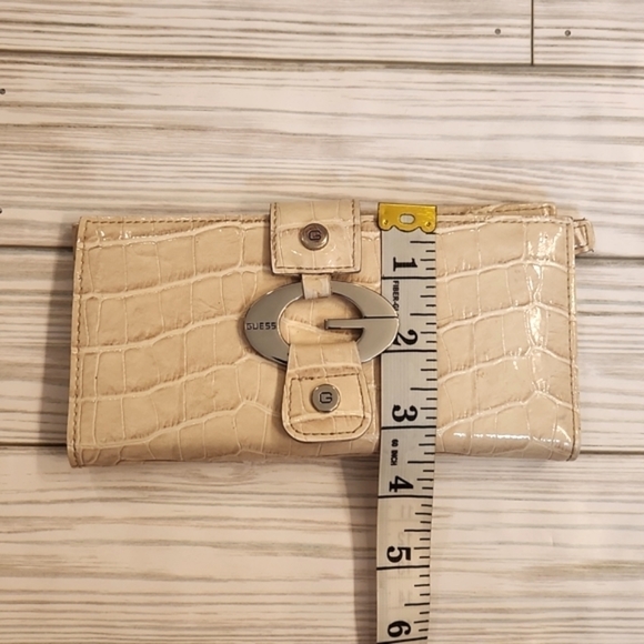 WOMENS Guess cream patent reptile skin wallet. - Picture 12 of 15